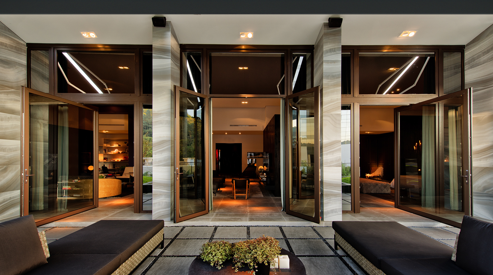 Interior moderno com janelas de PVC